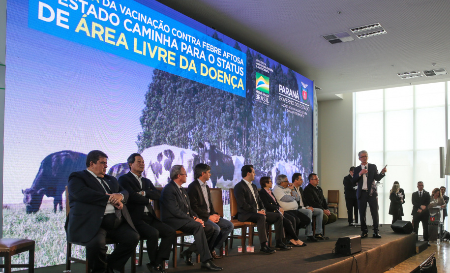 O governador Carlos Massa Ratinho Junior e a ministra da Agricultura, Pecuária e Abastecimento, Tereza Cristina, anunciam nesta terça-feira (15), no Palácio Iguaçu, em Curitiba, a suspensão das campanhas de vacinação contra febre aftosa em rebanhos bovinos e de bufalinos no Paraná. Curitiba, 14/10/2019 - Foto: Geraldo Bubniak/AEN