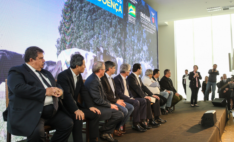 O governador Carlos Massa Ratinho Junior e a ministra da Agricultura, Pecuária e Abastecimento, Tereza Cristina, anunciam nesta terça-feira (15), no Palácio Iguaçu, em Curitiba, a suspensão das campanhas de vacinação contra febre aftosa em rebanhos bovinos e de bufalinos no Paraná. Curitiba, 14/10/2019 - Foto: Geraldo Bubniak/AEN