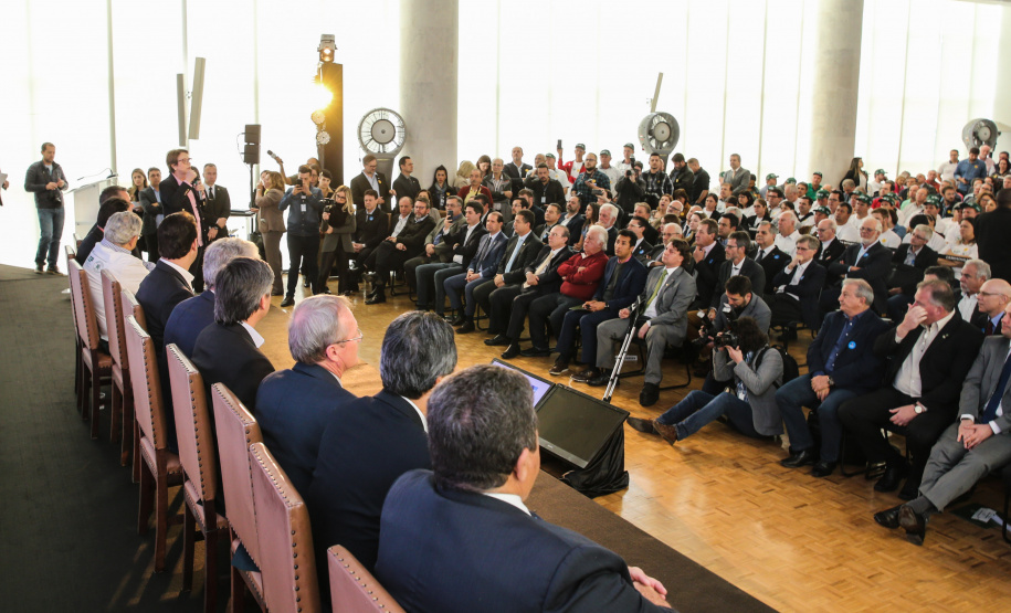 O governador Carlos Massa Ratinho Junior e a ministra da Agricultura, Pecuária e Abastecimento, Tereza Cristina, anunciam nesta terça-feira (15), no Palácio Iguaçu, em Curitiba, a suspensão das campanhas de vacinação contra febre aftosa em rebanhos bovinos e de bufalinos no Paraná. Curitiba, 14/10/2019 - Foto: Geraldo Bubniak/AEN