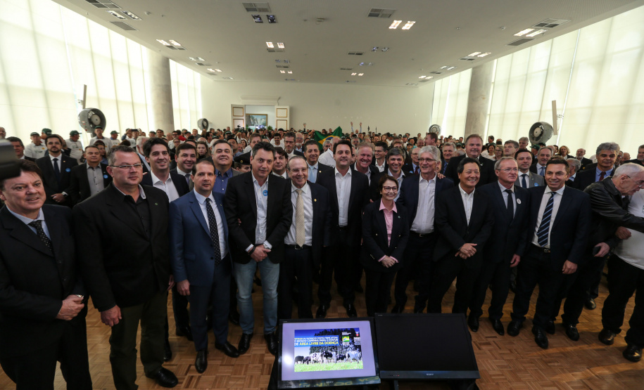 O governador Carlos Massa Ratinho Junior e a ministra da Agricultura, Pecuária e Abastecimento, Tereza Cristina, anunciam nesta terça-feira (15), no Palácio Iguaçu, em Curitiba, a suspensão das campanhas de vacinação contra febre aftosa em rebanhos bovinos e de bufalinos no Paraná. Curitiba, 14/10/2019 - Foto: Geraldo Bubniak/AEN