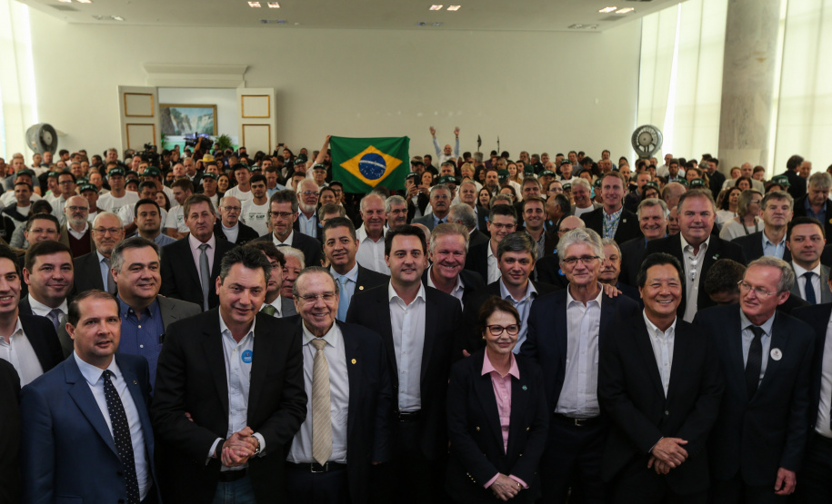 O governador Carlos Massa Ratinho Junior e a ministra da Agricultura, Pecuária e Abastecimento, Tereza Cristina, anunciam nesta terça-feira (15), no Palácio Iguaçu, em Curitiba, a suspensão das campanhas de vacinação contra febre aftosa em rebanhos bovinos e de bufalinos no Paraná. Curitiba, 14/10/2019 - Foto: Geraldo Bubniak/AEN