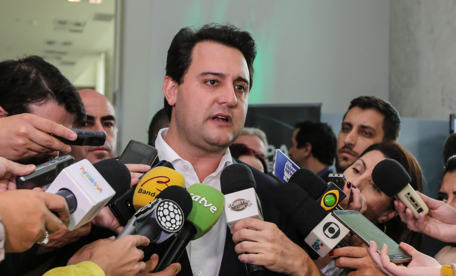 O governador Carlos Massa Ratinho Junior e a ministra da Agricultura, Pecuária e Abastecimento, Tereza Cristina, anunciam nesta terça-feira (15), no Palácio Iguaçu, em Curitiba, a suspensão das campanhas de vacinação contra febre aftosa em rebanhos bovinos e de bufalinos no Paraná. Curitiba, 14/10/2019 - Foto: Geraldo Bubniak/AEN