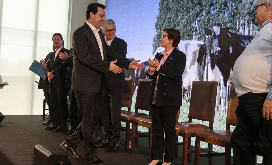 O governador Carlos Massa Ratinho Junior e a ministra da Agricultura, Pecuária e Abastecimento, Tereza Cristina, anunciam nesta terça-feira (15), no Palácio Iguaçu, em Curitiba, a suspensão das campanhas de vacinação contra febre aftosa em rebanhos bovinos e de bufalinos no Paraná. Curitiba, 14/10/2019 - Foto: Geraldo Bubniak/AEN