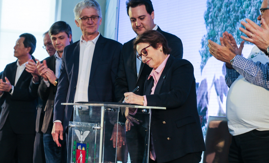 O governador Carlos Massa Ratinho Junior e a ministra da Agricultura, Pecuária e Abastecimento, Tereza Cristina, anunciam nesta terça-feira (15), no Palácio Iguaçu, em Curitiba, a suspensão das campanhas de vacinação contra febre aftosa em rebanhos bovinos e de bufalinos no Paraná. Curitiba, 14/10/2019 - Foto: Geraldo Bubniak/AEN