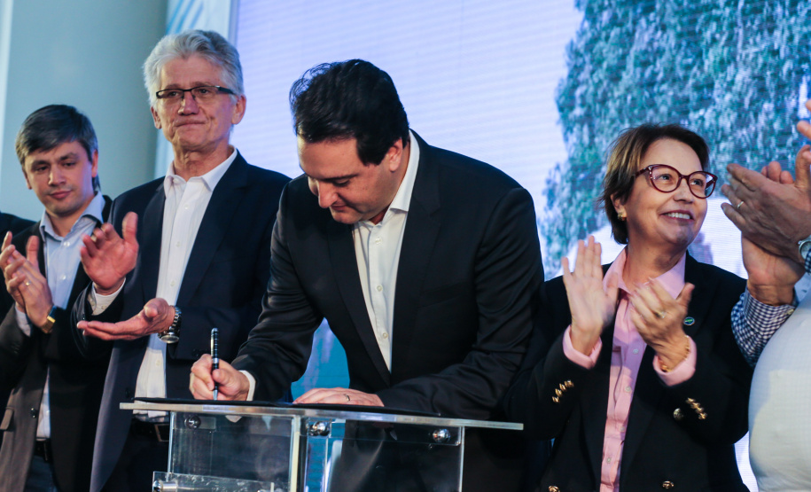 O governador Carlos Massa Ratinho Junior e a ministra da Agricultura, Pecuária e Abastecimento, Tereza Cristina, anunciam nesta terça-feira (15), no Palácio Iguaçu, em Curitiba, a suspensão das campanhas de vacinação contra febre aftosa em rebanhos bovinos e de bufalinos no Paraná. Curitiba, 14/10/2019 - Foto: Geraldo Bubniak/AEN