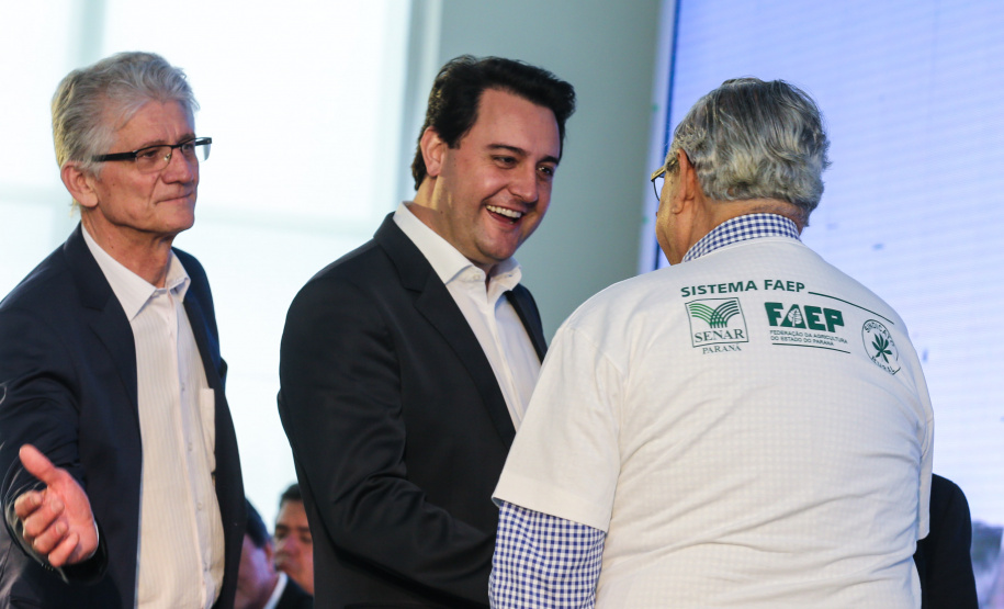 O governador Carlos Massa Ratinho Junior e a ministra da Agricultura, Pecuária e Abastecimento, Tereza Cristina, anunciam nesta terça-feira (15), no Palácio Iguaçu, em Curitiba, a suspensão das campanhas de vacinação contra febre aftosa em rebanhos bovinos e de bufalinos no Paraná. Curitiba, 14/10/2019 - Foto: Geraldo Bubniak/AEN