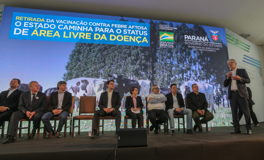 O governador Carlos Massa Ratinho Junior e a ministra da Agricultura, Pecuária e Abastecimento, Tereza Cristina, anunciam nesta terça-feira (15), no Palácio Iguaçu, em Curitiba, a suspensão das campanhas de vacinação contra febre aftosa em rebanhos bovinos e de bufalinos no Paraná. Curitiba, 14/10/2019 - Foto: Geraldo Bubniak/AEN