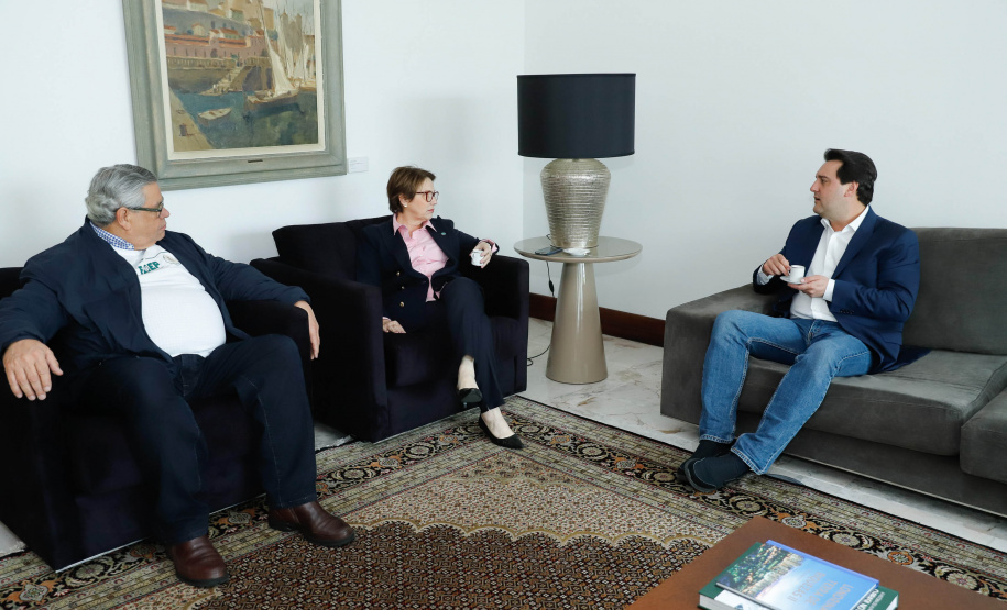 O Paraná deixará de vacinar os rebanhos de bovinos e bubalinos contra a febre aftosa a partir de 31 de outubro. A suspensão da vacinação foi autorizada por instrução normativa assinada nesta terça-feira (15) pela ministra da Agricultura, Pecuária e Abastecimento, Tereza Cristina, e o governador Carlos Massa Ratinho Junior, no Palácio Iguaçu.