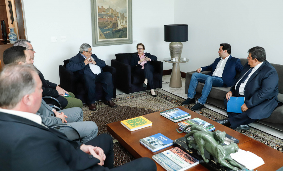 O Paraná deixará de vacinar os rebanhos de bovinos e bubalinos contra a febre aftosa a partir de 31 de outubro. A suspensão da vacinação foi autorizada por instrução normativa assinada nesta terça-feira (15) pela ministra da Agricultura, Pecuária e Abastecimento, Tereza Cristina, e o governador Carlos Massa Ratinho Junior, no Palácio Iguaçu.