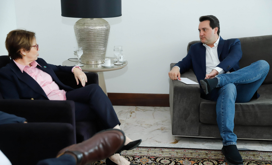 O Paraná deixará de vacinar os rebanhos de bovinos e bubalinos contra a febre aftosa a partir de 31 de outubro. A suspensão da vacinação foi autorizada por instrução normativa assinada nesta terça-feira (15) pela ministra da Agricultura, Pecuária e Abastecimento, Tereza Cristina, e o governador Carlos Massa Ratinho Junior, no Palácio Iguaçu.