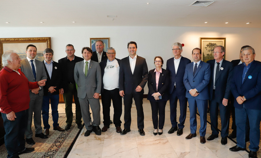 O Paraná deixará de vacinar os rebanhos de bovinos e bubalinos contra a febre aftosa a partir de 31 de outubro. A suspensão da vacinação foi autorizada por instrução normativa assinada nesta terça-feira (15) pela ministra da Agricultura, Pecuária e Abastecimento, Tereza Cristina, e o governador Carlos Massa Ratinho Junior, no Palácio Iguaçu.