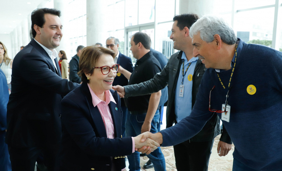 O Paraná deixará de vacinar os rebanhos de bovinos e bubalinos contra a febre aftosa a partir de 31 de outubro. A suspensão da vacinação foi autorizada por instrução normativa assinada nesta terça-feira (15) pela ministra da Agricultura, Pecuária e Abastecimento, Tereza Cristina, e o governador Carlos Massa Ratinho Junior, no Palácio Iguaçu.
