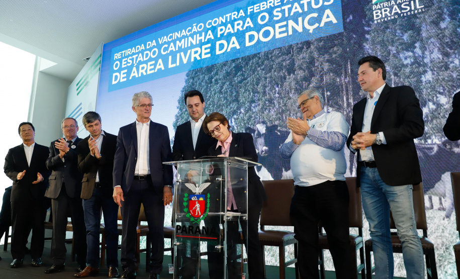 O Paraná deixará de vacinar os rebanhos de bovinos e bubalinos contra a febre aftosa a partir de 31 de outubro. A suspensão da vacinação foi autorizada por instrução normativa assinada nesta terça-feira (15) pela ministra da Agricultura, Pecuária e Abastecimento, Tereza Cristina, e o governador Carlos Massa Ratinho Junior, no Palácio Iguaçu.