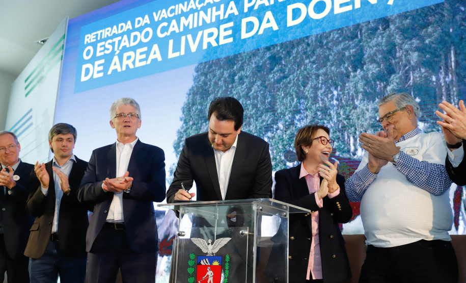 O Paraná deixará de vacinar os rebanhos de bovinos e bubalinos contra a febre aftosa a partir de 31 de outubro. A suspensão da vacinação foi autorizada por instrução normativa assinada nesta terça-feira (15) pela ministra da Agricultura, Pecuária e Abastecimento, Tereza Cristina, e o governador Carlos Massa Ratinho Junior, no Palácio Iguaçu.