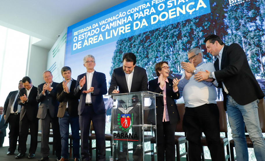 O Paraná deixará de vacinar os rebanhos de bovinos e bubalinos contra a febre aftosa a partir de 31 de outubro. A suspensão da vacinação foi autorizada por instrução normativa assinada nesta terça-feira (15) pela ministra da Agricultura, Pecuária e Abastecimento, Tereza Cristina, e o governador Carlos Massa Ratinho Junior, no Palácio Iguaçu.