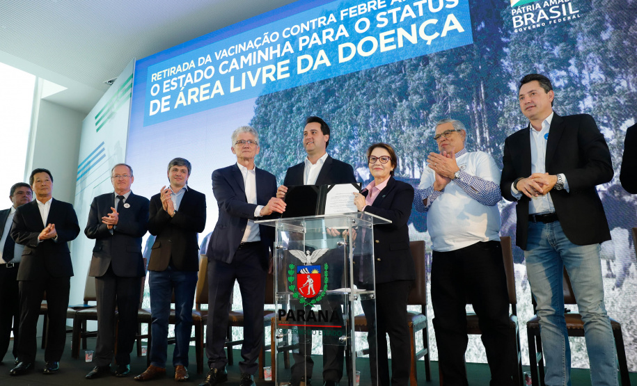 O Paraná deixará de vacinar os rebanhos de bovinos e bubalinos contra a febre aftosa a partir de 31 de outubro. A suspensão da vacinação foi autorizada por instrução normativa assinada nesta terça-feira (15) pela ministra da Agricultura, Pecuária e Abastecimento, Tereza Cristina, e o governador Carlos Massa Ratinho Junior, no Palácio Iguaçu.