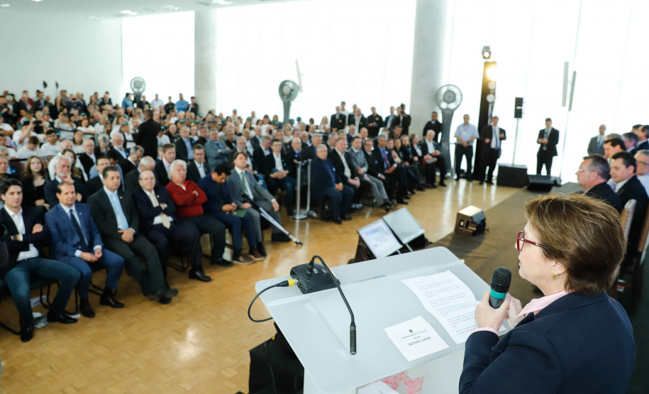 O Paraná deixará de vacinar os rebanhos de bovinos e bubalinos contra a febre aftosa a partir de 31 de outubro. A suspensão da vacinação foi autorizada por instrução normativa assinada nesta terça-feira (15) pela ministra da Agricultura, Pecuária e Abastecimento, Tereza Cristina, e o governador Carlos Massa Ratinho Junior, no Palácio Iguaçu.