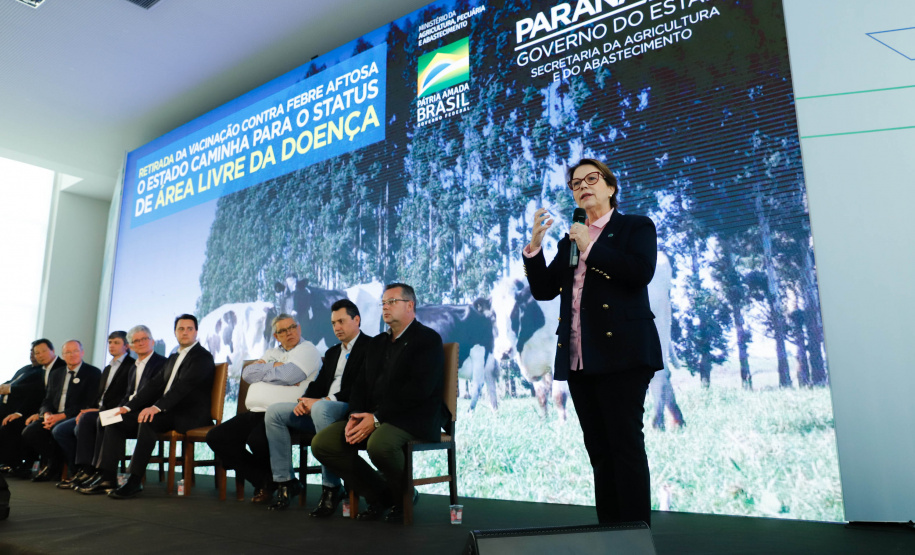 O Paraná deixará de vacinar os rebanhos de bovinos e bubalinos contra a febre aftosa a partir de 31 de outubro. A suspensão da vacinação foi autorizada por instrução normativa assinada nesta terça-feira (15) pela ministra da Agricultura, Pecuária e Abastecimento, Tereza Cristina, e o governador Carlos Massa Ratinho Junior, no Palácio Iguaçu.