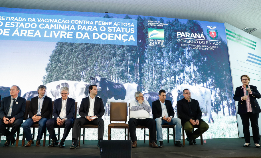 O Paraná deixará de vacinar os rebanhos de bovinos e bubalinos contra a febre aftosa a partir de 31 de outubro. A suspensão da vacinação foi autorizada por instrução normativa assinada nesta terça-feira (15) pela ministra da Agricultura, Pecuária e Abastecimento, Tereza Cristina, e o governador Carlos Massa Ratinho Junior, no Palácio Iguaçu.
