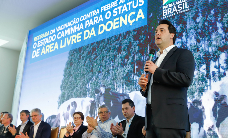 O Paraná deixará de vacinar os rebanhos de bovinos e bubalinos contra a febre aftosa a partir de 31 de outubro. A suspensão da vacinação foi autorizada por instrução normativa assinada nesta terça-feira (15) pela ministra da Agricultura, Pecuária e Abastecimento, Tereza Cristina, e o governador Carlos Massa Ratinho Junior, no Palácio Iguaçu.
