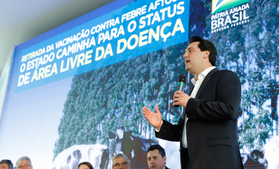 O Paraná deixará de vacinar os rebanhos de bovinos e bubalinos contra a febre aftosa a partir de 31 de outubro. A suspensão da vacinação foi autorizada por instrução normativa assinada nesta terça-feira (15) pela ministra da Agricultura, Pecuária e Abastecimento, Tereza Cristina, e o governador Carlos Massa Ratinho Junior, no Palácio Iguaçu.