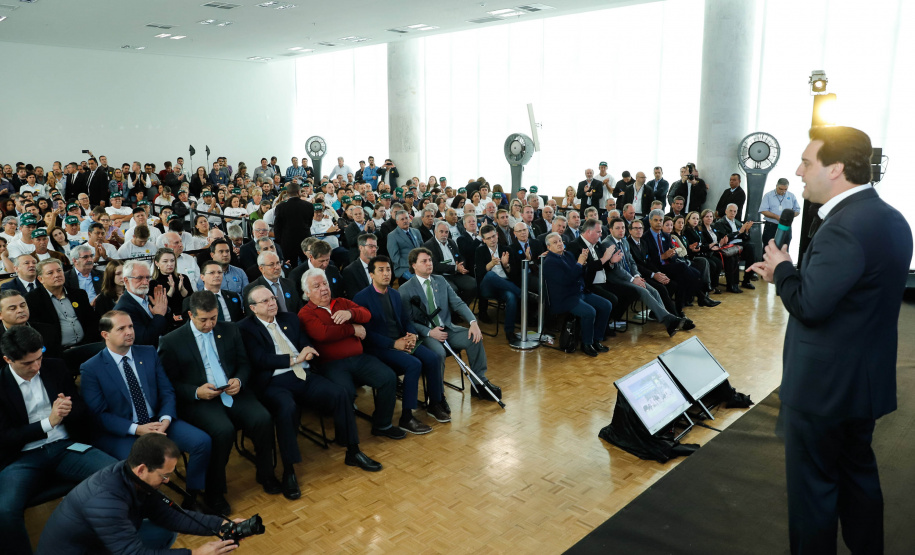 O Paraná deixará de vacinar os rebanhos de bovinos e bubalinos contra a febre aftosa a partir de 31 de outubro. A suspensão da vacinação foi autorizada por instrução normativa assinada nesta terça-feira (15) pela ministra da Agricultura, Pecuária e Abastecimento, Tereza Cristina, e o governador Carlos Massa Ratinho Junior, no Palácio Iguaçu.