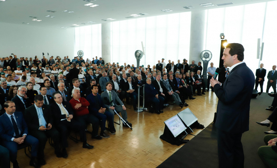 O Paraná deixará de vacinar os rebanhos de bovinos e bubalinos contra a febre aftosa a partir de 31 de outubro. A suspensão da vacinação foi autorizada por instrução normativa assinada nesta terça-feira (15) pela ministra da Agricultura, Pecuária e Abastecimento, Tereza Cristina, e o governador Carlos Massa Ratinho Junior, no Palácio Iguaçu.