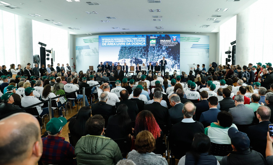 O Paraná deixará de vacinar os rebanhos de bovinos e bubalinos contra a febre aftosa a partir de 31 de outubro. A suspensão da vacinação foi autorizada por instrução normativa assinada nesta terça-feira (15) pela ministra da Agricultura, Pecuária e Abastecimento, Tereza Cristina, e o governador Carlos Massa Ratinho Junior, no Palácio Iguaçu.