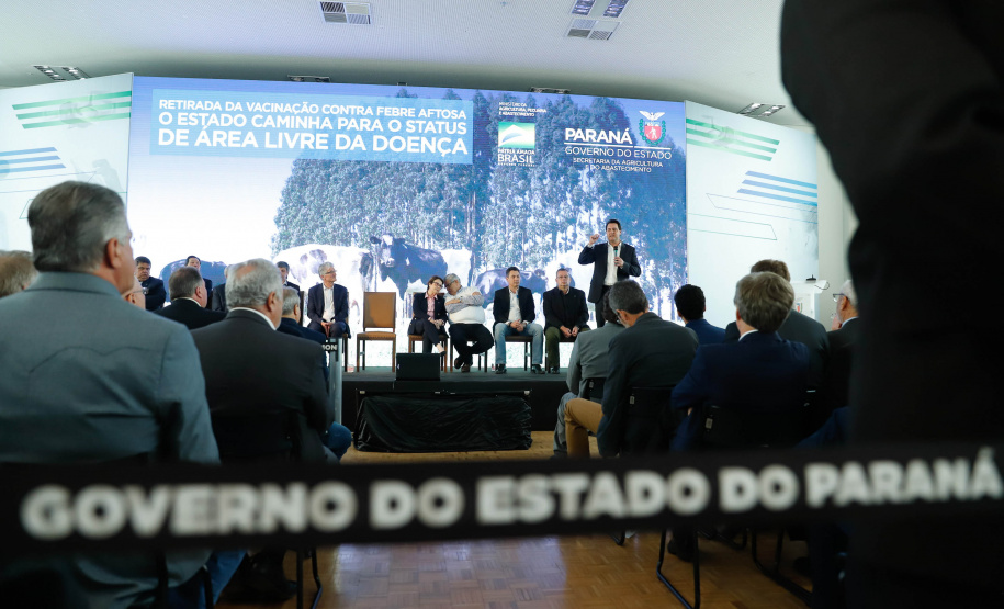 O Paraná deixará de vacinar os rebanhos de bovinos e bubalinos contra a febre aftosa a partir de 31 de outubro. A suspensão da vacinação foi autorizada por instrução normativa assinada nesta terça-feira (15) pela ministra da Agricultura, Pecuária e Abastecimento, Tereza Cristina, e o governador Carlos Massa Ratinho Junior, no Palácio Iguaçu.