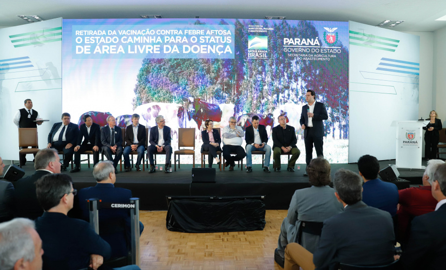 O Paraná deixará de vacinar os rebanhos de bovinos e bubalinos contra a febre aftosa a partir de 31 de outubro. A suspensão da vacinação foi autorizada por instrução normativa assinada nesta terça-feira (15) pela ministra da Agricultura, Pecuária e Abastecimento, Tereza Cristina, e o governador Carlos Massa Ratinho Junior, no Palácio Iguaçu.
