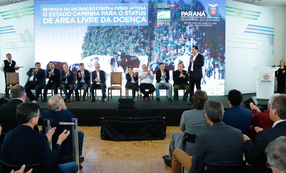 O Paraná deixará de vacinar os rebanhos de bovinos e bubalinos contra a febre aftosa a partir de 31 de outubro. A suspensão da vacinação foi autorizada por instrução normativa assinada nesta terça-feira (15) pela ministra da Agricultura, Pecuária e Abastecimento, Tereza Cristina, e o governador Carlos Massa Ratinho Junior, no Palácio Iguaçu.