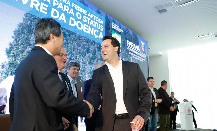 O Paraná deixará de vacinar os rebanhos de bovinos e bubalinos contra a febre aftosa a partir de 31 de outubro. A suspensão da vacinação foi autorizada por instrução normativa assinada nesta terça-feira (15) pela ministra da Agricultura, Pecuária e Abastecimento, Tereza Cristina, e o governador Carlos Massa Ratinho Junior, no Palácio Iguaçu.