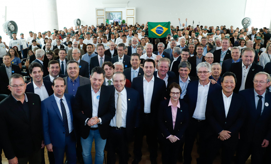 O Paraná deixará de vacinar os rebanhos de bovinos e bubalinos contra a febre aftosa a partir de 31 de outubro. A suspensão da vacinação foi autorizada por instrução normativa assinada nesta terça-feira (15) pela ministra da Agricultura, Pecuária e Abastecimento, Tereza Cristina, e o governador Carlos Massa Ratinho Junior, no Palácio Iguaçu.