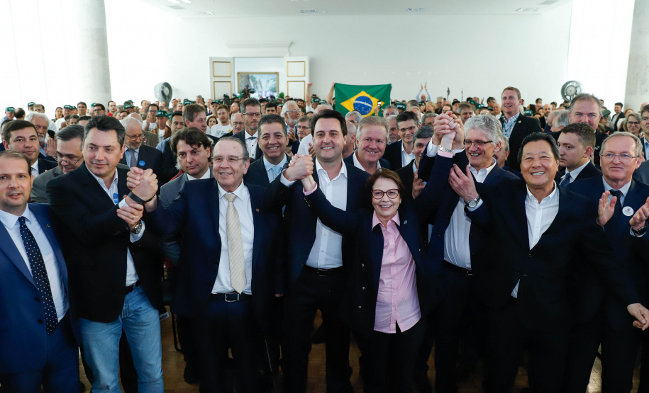 O Paraná deixará de vacinar os rebanhos de bovinos e bubalinos contra a febre aftosa a partir de 31 de outubro. A suspensão da vacinação foi autorizada por instrução normativa assinada nesta terça-feira (15) pela ministra da Agricultura, Pecuária e Abastecimento, Tereza Cristina, e o governador Carlos Massa Ratinho Junior, no Palácio Iguaçu.