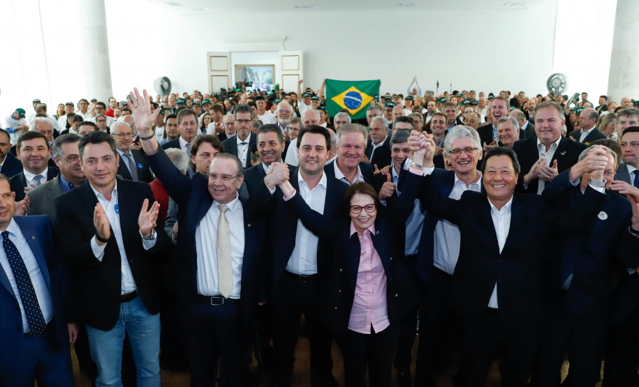 O Paraná deixará de vacinar os rebanhos de bovinos e bubalinos contra a febre aftosa a partir de 31 de outubro. A suspensão da vacinação foi autorizada por instrução normativa assinada nesta terça-feira (15) pela ministra da Agricultura, Pecuária e Abastecimento, Tereza Cristina, e o governador Carlos Massa Ratinho Junior, no Palácio Iguaçu.