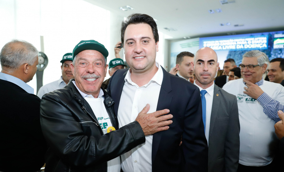 O Paraná deixará de vacinar os rebanhos de bovinos e bubalinos contra a febre aftosa a partir de 31 de outubro. A suspensão da vacinação foi autorizada por instrução normativa assinada nesta terça-feira (15) pela ministra da Agricultura, Pecuária e Abastecimento, Tereza Cristina, e o governador Carlos Massa Ratinho Junior, no Palácio Iguaçu.