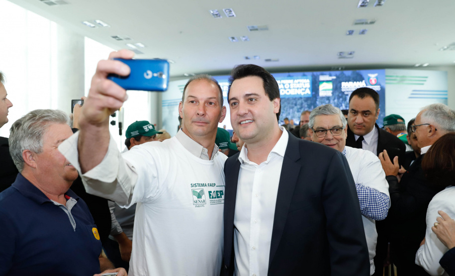 O Paraná deixará de vacinar os rebanhos de bovinos e bubalinos contra a febre aftosa a partir de 31 de outubro. A suspensão da vacinação foi autorizada por instrução normativa assinada nesta terça-feira (15) pela ministra da Agricultura, Pecuária e Abastecimento, Tereza Cristina, e o governador Carlos Massa Ratinho Junior, no Palácio Iguaçu.