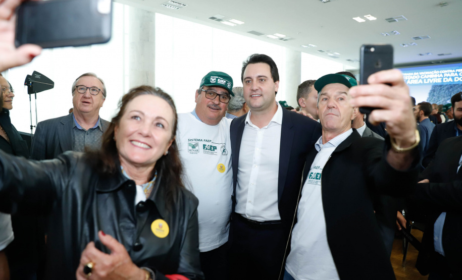 O Paraná deixará de vacinar os rebanhos de bovinos e bubalinos contra a febre aftosa a partir de 31 de outubro. A suspensão da vacinação foi autorizada por instrução normativa assinada nesta terça-feira (15) pela ministra da Agricultura, Pecuária e Abastecimento, Tereza Cristina, e o governador Carlos Massa Ratinho Junior, no Palácio Iguaçu.