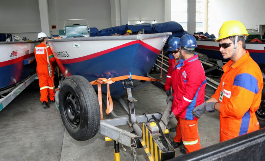 A empresa pública Portos do Paraná, através de sua Diretoria de Meio Ambiente, promoveu nesta terça-feira (15) um simulado de atendimento a vazamento de óleo. A ação envolveu diversos departamentos do porto, autoridades e agentes ambientais. O objetivo foi aprimorar ainda mais o serviço, para que a contenção do óleo em caso de atendimento a uma situação real aconteça de forma coordenada, rápida e eficiente.