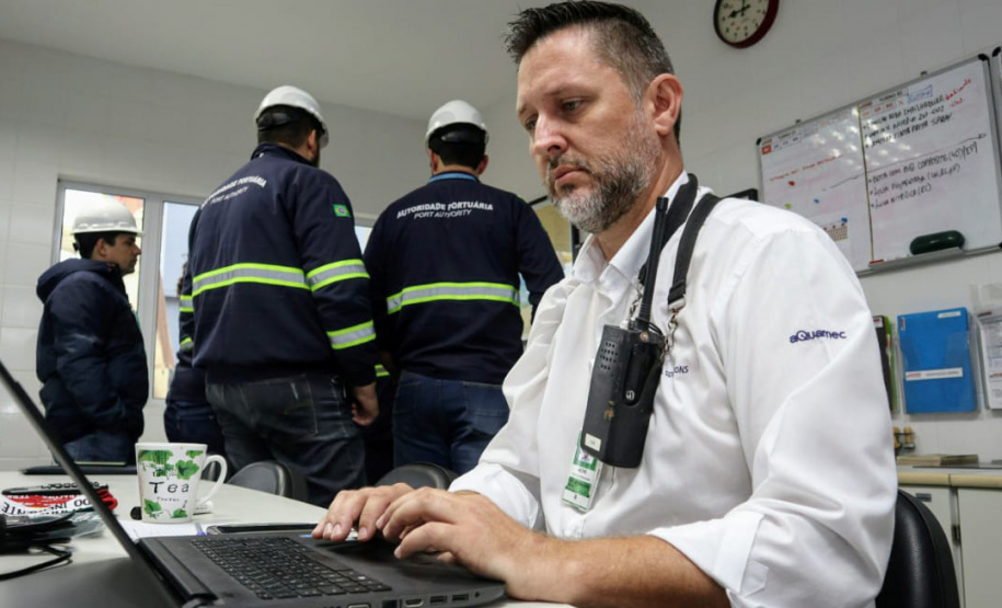 A empresa pública Portos do Paraná, através de sua Diretoria de Meio Ambiente, promoveu nesta terça-feira (15) um simulado de atendimento a vazamento de óleo. A ação envolveu diversos departamentos do porto, autoridades e agentes ambientais. O objetivo foi aprimorar ainda mais o serviço, para que a contenção do óleo em caso de atendimento a uma situação real aconteça de forma coordenada, rápida e eficiente.