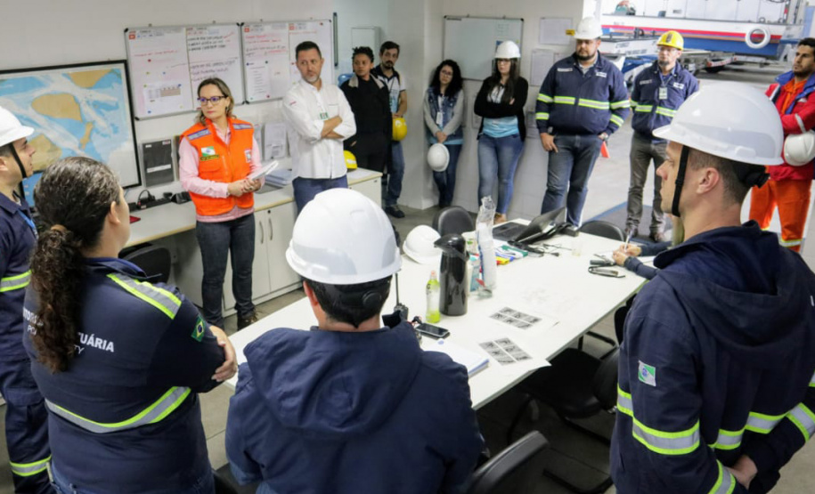 A empresa pública Portos do Paraná, através de sua Diretoria de Meio Ambiente, promoveu nesta terça-feira (15) um simulado de atendimento a vazamento de óleo. A ação envolveu diversos departamentos do porto, autoridades e agentes ambientais. O objetivo foi aprimorar ainda mais o serviço, para que a contenção do óleo em caso de atendimento a uma situação real aconteça de forma coordenada, rápida e eficiente.