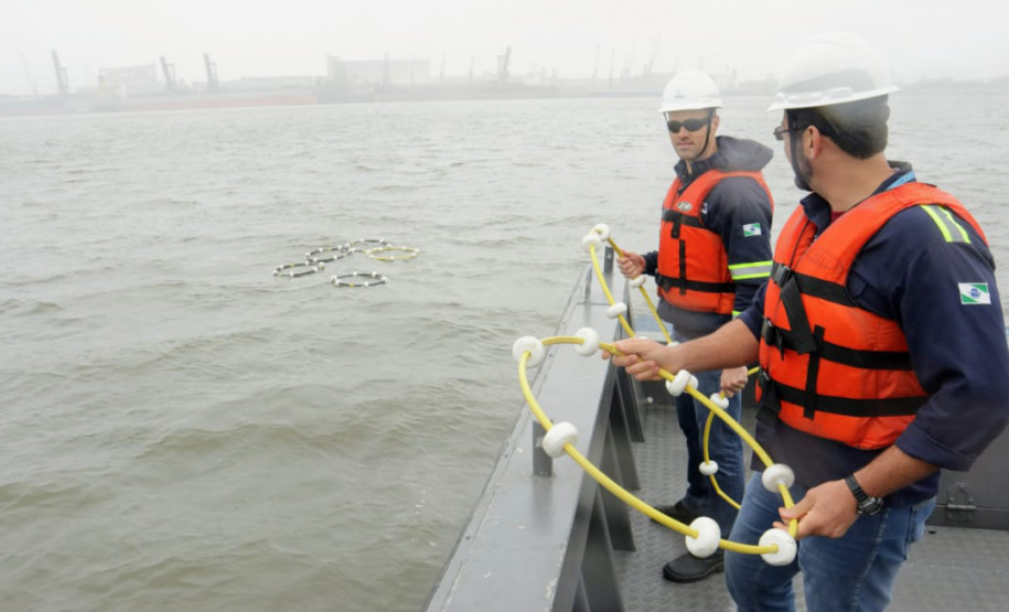A empresa pública Portos do Paraná, através de sua Diretoria de Meio Ambiente, promoveu nesta terça-feira (15) um simulado de atendimento a vazamento de óleo. A ação envolveu diversos departamentos do porto, autoridades e agentes ambientais. O objetivo foi aprimorar ainda mais o serviço, para que a contenção do óleo em caso de atendimento a uma situação real aconteça de forma coordenada, rápida e eficiente.