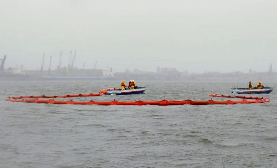 A empresa pública Portos do Paraná, através de sua Diretoria de Meio Ambiente, promoveu nesta terça-feira (15) um simulado de atendimento a vazamento de óleo. A ação envolveu diversos departamentos do porto, autoridades e agentes ambientais. O objetivo foi aprimorar ainda mais o serviço, para que a contenção do óleo em caso de atendimento a uma situação real aconteça de forma coordenada, rápida e eficiente.