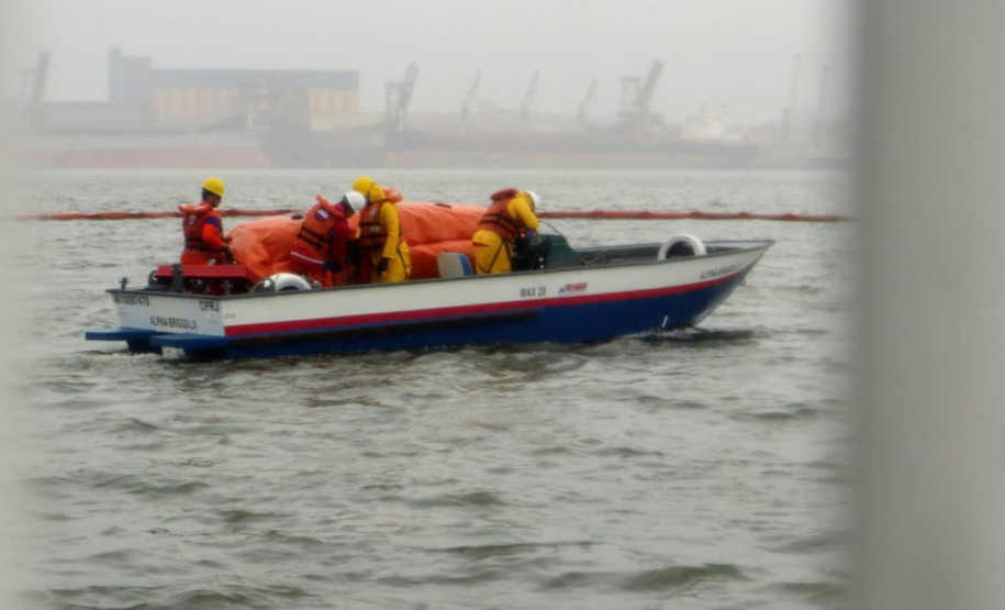 A empresa pública Portos do Paraná, através de sua Diretoria de Meio Ambiente, promoveu nesta terça-feira (15) um simulado de atendimento a vazamento de óleo. A ação envolveu diversos departamentos do porto, autoridades e agentes ambientais. O objetivo foi aprimorar ainda mais o serviço, para que a contenção do óleo em caso de atendimento a uma situação real aconteça de forma coordenada, rápida e eficiente.