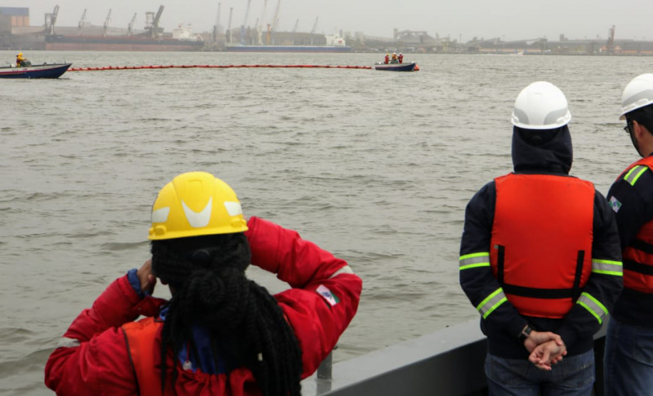 A empresa pública Portos do Paraná, através de sua Diretoria de Meio Ambiente, promoveu nesta terça-feira (15) um simulado de atendimento a vazamento de óleo. A ação envolveu diversos departamentos do porto, autoridades e agentes ambientais. O objetivo foi aprimorar ainda mais o serviço, para que a contenção do óleo em caso de atendimento a uma situação real aconteça de forma coordenada, rápida e eficiente.