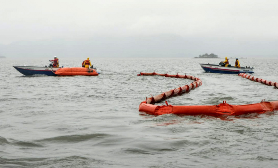 A empresa pública Portos do Paraná, através de sua Diretoria de Meio Ambiente, promoveu nesta terça-feira (15) um simulado de atendimento a vazamento de óleo. A ação envolveu diversos departamentos do porto, autoridades e agentes ambientais. O objetivo foi aprimorar ainda mais o serviço, para que a contenção do óleo em caso de atendimento a uma situação real aconteça de forma coordenada, rápida e eficiente.