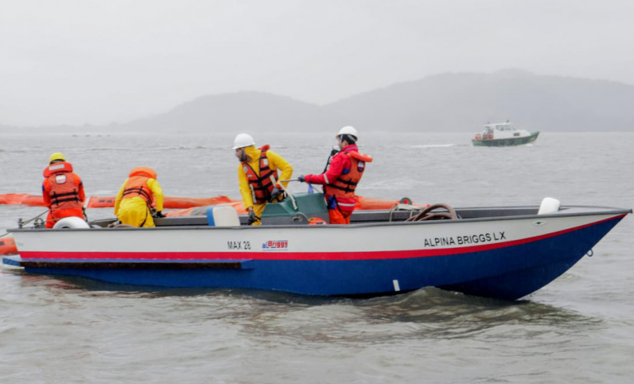 A empresa pública Portos do Paraná, através de sua Diretoria de Meio Ambiente, promoveu nesta terça-feira (15) um simulado de atendimento a vazamento de óleo. A ação envolveu diversos departamentos do porto, autoridades e agentes ambientais. O objetivo foi aprimorar ainda mais o serviço, para que a contenção do óleo em caso de atendimento a uma situação real aconteça de forma coordenada, rápida e eficiente.