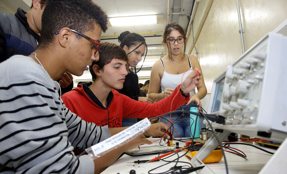 Quem deseja iniciar um curso técnico nas escolas estaduais do Paraná em 2020 tem até o dia 31 de outubro para se inscrever. Os cursos são gratuitos, têm certificação emitida pela Secretaria de Estado da Educação e do Esporte e envolvem diversos eixos, como Administração, Agropecuária, Enfermagem, Formação de Docentes, Informática, Química, Edificações, Eletromecânica, Design. Foto: Jaelson Lucas/AEN