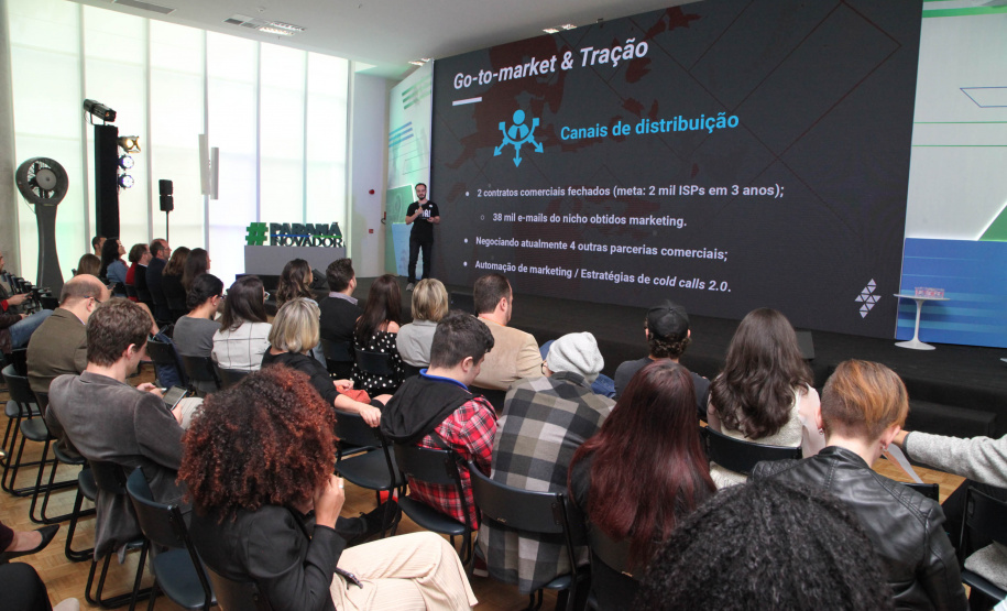 O Governo do Estado abriu espaço para novos empreendedores mostrarem seus negócios na Semana Paraná Inovador. Nesta quarta-feira (16), a rodada de apresentações Impacta Paraná - Inovação Social em Movimento levou para o Palácio Iguaçu pessoas que encontraram soluções que ajudam as pessoas nas áreas de saúde, meio ambiente e acessibilidade.Foto: Ari Dias/AEN