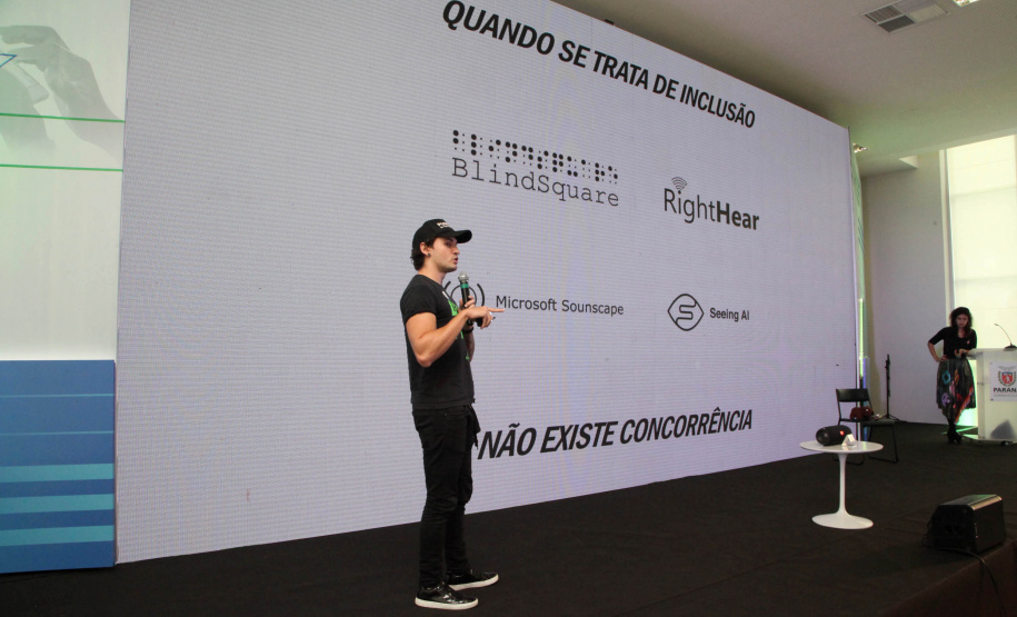 O Governo do Estado abriu espaço para novos empreendedores mostrarem seus negócios na Semana Paraná Inovador. Nesta quarta-feira (16), a rodada de apresentações Impacta Paraná - Inovação Social em Movimento levou para o Palácio Iguaçu pessoas que encontraram soluções que ajudam as pessoas nas áreas de saúde, meio ambiente e acessibilidade.Foto: Ari Dias/AEN